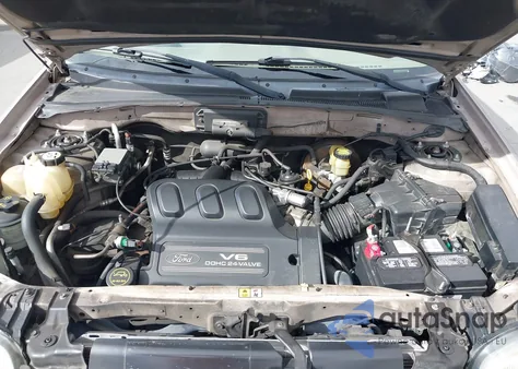 2001 Ford Escape Xlt from USA, damaged, VIN 1FMYU03181KA73971